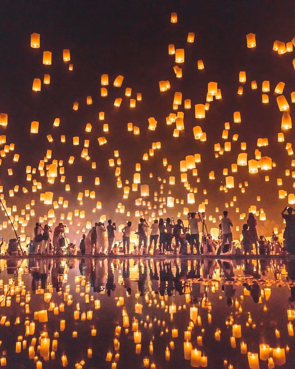 Khi bầu trời đêm Chiang Mai bắt đầu lung linh, huyền ảo, cũng là lúc những mong muốn, ước nguyện của mọi người được thắp lên. Cùng với đó là cảm giác xúc động, choáng ngợp của những du khách hòa mình vào lễ hội truyền thống độc đáo của xứ chùa Vàng. Ảnh: Hueandsuntravel, Miprendoemiportovia.