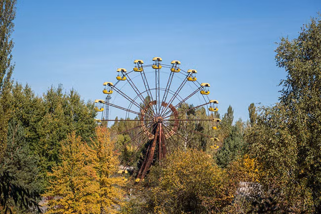  Công viên giải trí Pripyat - Ukraina: Công viên giải trí Pripyat ở Pripyat, Ukraine là một công viên giải trí lớn từng được hứa hẹn mở vào ngày 1/5/ 1986 để kỷ niệm ngày quốc tế lao động, nhưng kế hoạch bị gián đoạn khi vào ngày 26/4 thảm họa Chernobyl xảy ra cách đó vài cây số. Ngày nay, công viên, và đặc biệt là đu quay khổng lồ Ferris, là một biểu tượng của thảm họa Chernobyl.