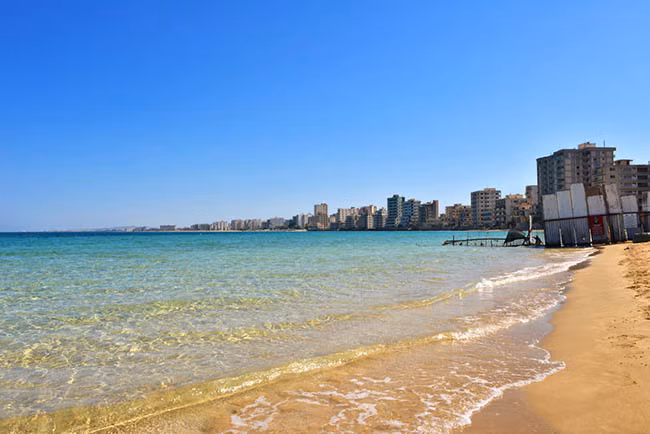  Varosha, Famagusta - Síp: Varosha nằm ở miền Bắc Síp. Trước khi Thổ Nhĩ Kỳ xâm chiếm Síp vào năm 1974, đó là khu du lịch hiện đại của Famagusta. Cư dân của nó chạy trốn trong cuộc xâm lược, và nó vẫn bị bỏ rơi kể từ đó. Đến nay bãi biển xinh đẹp này đã trở thành điểm du lịch rất thu hút khách dù thành phố hoang vắng điêu tàn.ac