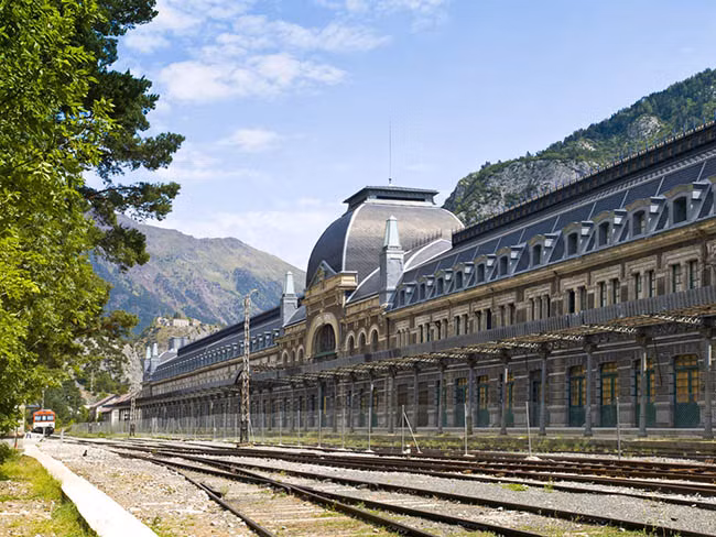  Nhà ga Canfranc, Canfranc - Tây Ban Nha: Nhà ga của Canfranc Station đã bị đóng cửa đột ngột vào năm 1970 khi một chuyến tàu trật bánh phá hủy một cây cầu ở phía những ngọn núi gần Pháp. Người Pháp quyết định không xây dựng lại cây cầu, đường xuyên biên giới đã bị đóng và không bao giờ mở lại. Tuy nhiên, kiến trúc hoàn hảo này đã trở thành điểm du lịch hấp dẫn.