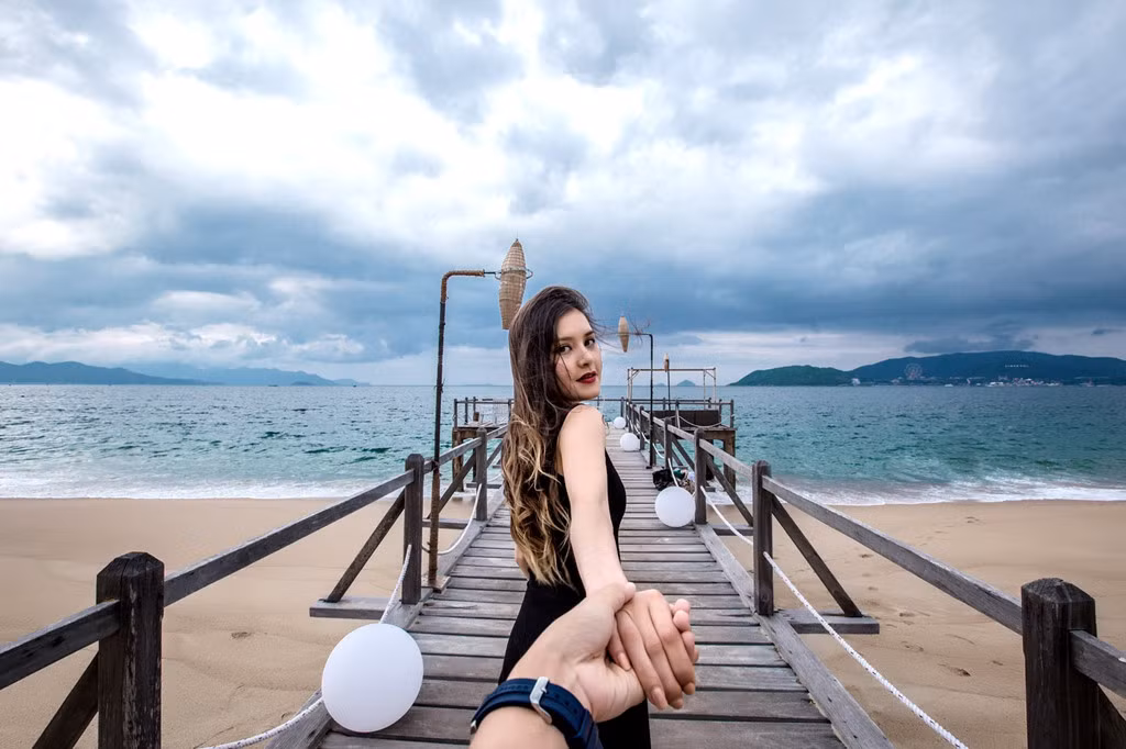 Với tình yêu Việt Nam, Mai lập blog cùng kênh video chuyên giới thiệu văn hóa, ẩm thực, danh thắng của quê hương. Bên cạnh sở thích đi du lịch, cô còn có đam mê viết lách. Đôi khi cô gái 23 tuổi cũng nhận lời làm người mẫu ảnh.