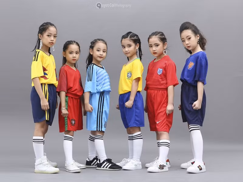 Các nữ cầu thủ nhí tạo dáng bên nhau cực chất.