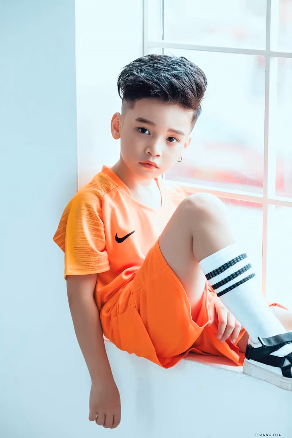 Hữu Nhật từng vinh dự giành giải Á quân của cuộc thi Hoàng tử và Công chúa Thế giới, bé đặc biệt yêu thích đội tuyển Đức.