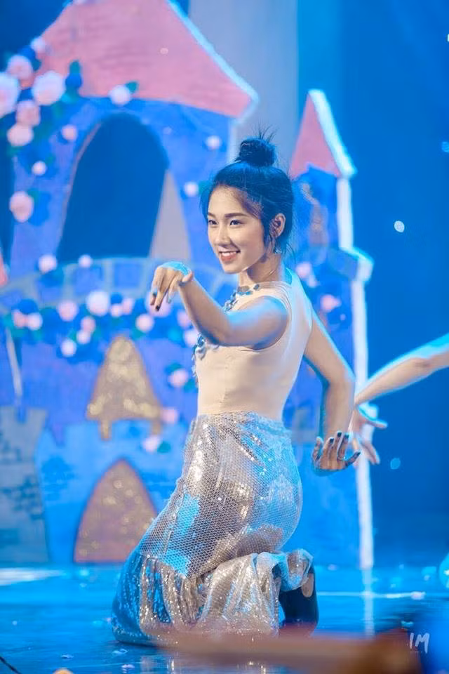 Mặc dù việc học luôn được Hương Lan đặt lên hàng đầu, tuy vậy nữ xinh duyên dáng vẫn tận dụng thời gian rỗi để làm mẫu ảnh cho nhiều shop thời trang. Ngoài ra, cô còn tham gia 1 bộ phim ngắn của Phim 24h.