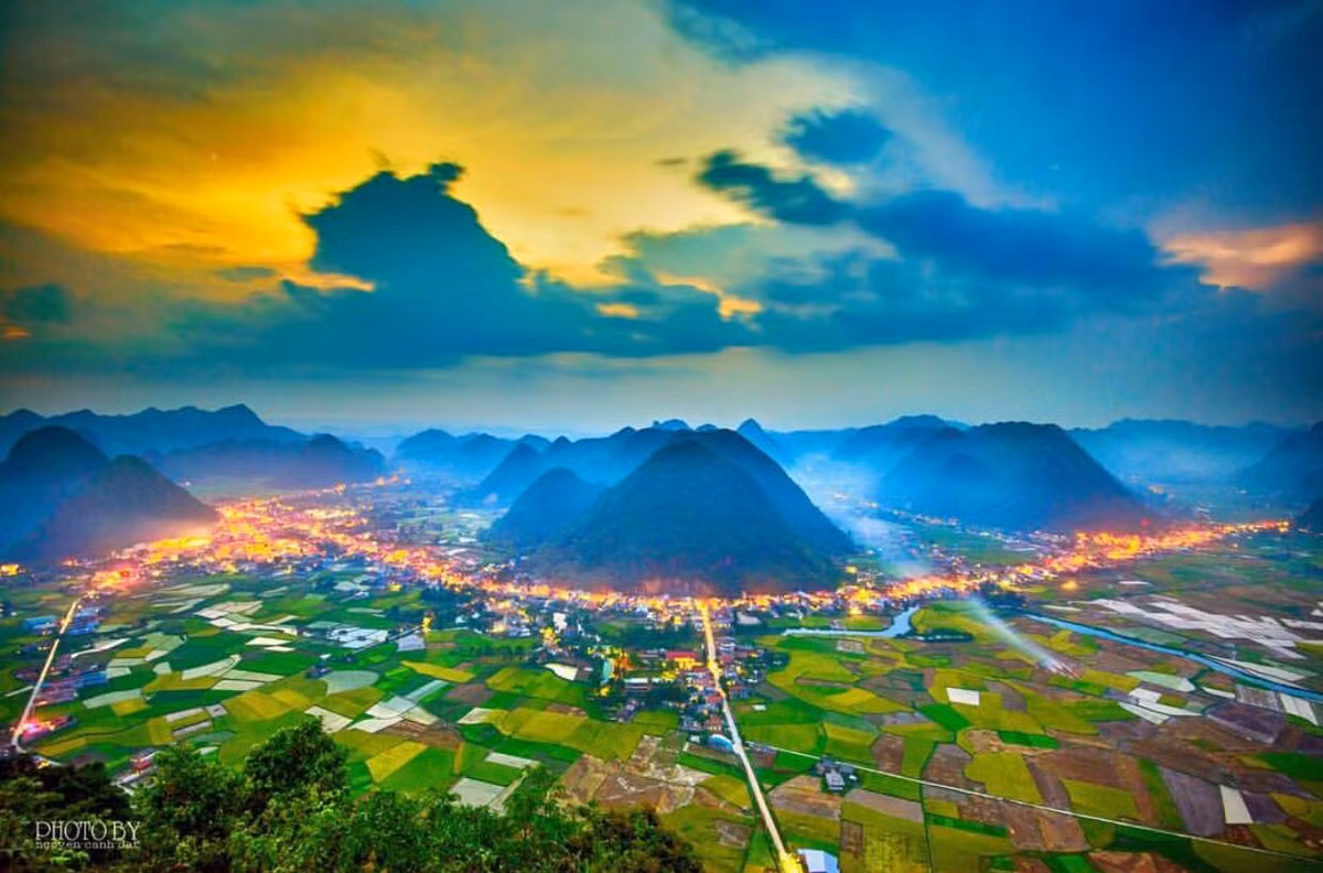 Cách thủ đô Hà Nội khoảng 160km, Bắc Sơn là một thị trấn nhỏ thuộc tỉnh Lạng Sơn đẹp mê hoặc lòng người. Thung lũng Bắc Sơn có vẻ đẹp hùng vĩ của những dãy núi trập trùng, nhưng cũng vô cùng nên thơ bởi dải sông mềm mại cắt ngang những cánh đồng lúa chín vàng.