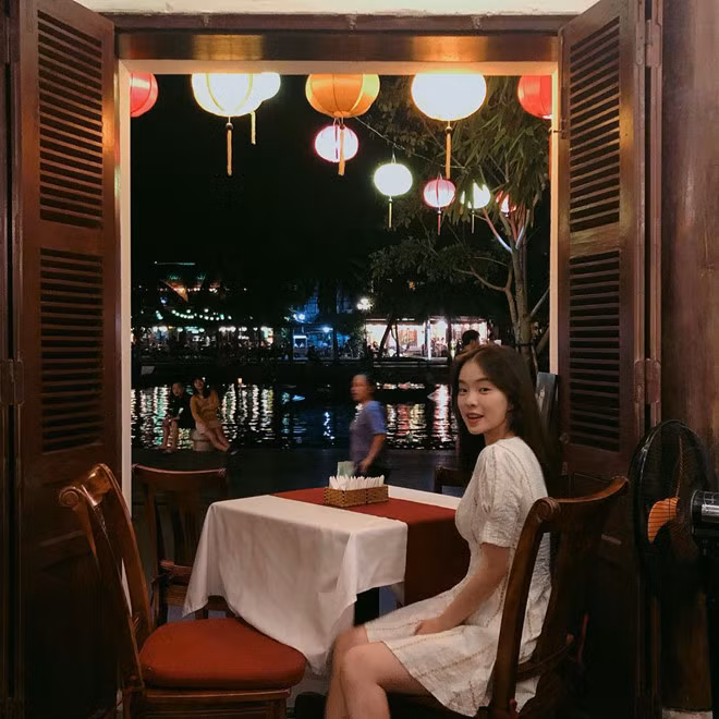 Những bức ảnh check-in tại hàng loạt điểm đến nổi tiếng của phố cổ, "Thiên thần nội y" Ha Neul còn thể hiện sự yêu thích với thức ăn, không khí và con người nơi đây.