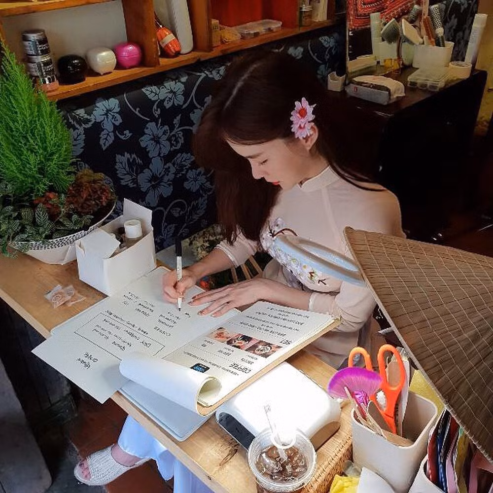 Thiên thần nội y xinh đẹp là Lee Ha Neul (23 tuổi), cô đang là người mẫu nội nóng bỏng nhất xứ Hàn. Sở hữu gương mặt xinh đẹp, ngây thơ và thân hình nóng bỏng với số đo 3 vòng lý tưởng.