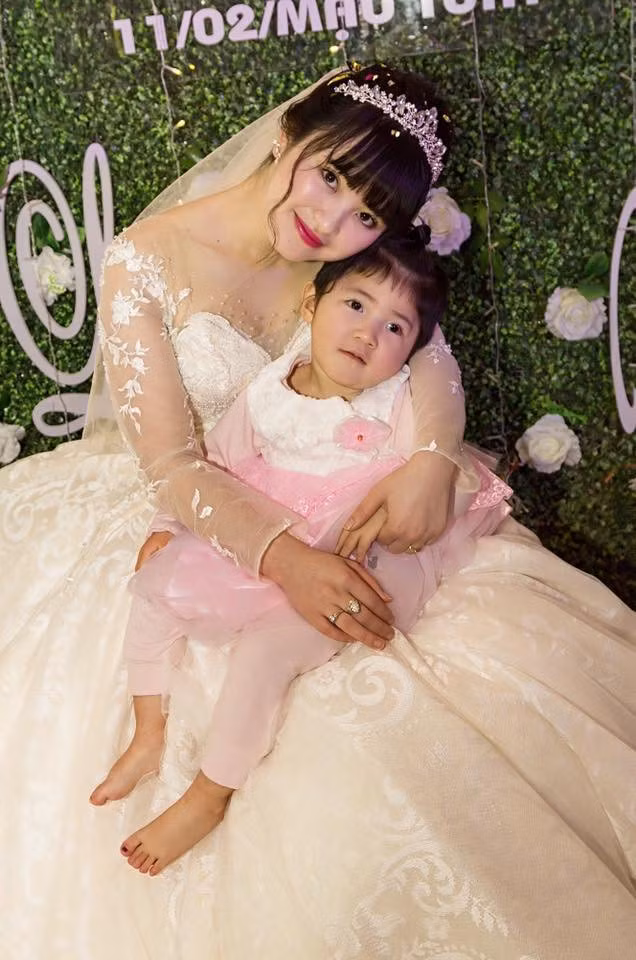 Yến Nhi tham dự lễ ăn hỏi và lễ thành hôn của mẹ nuôi. Thanh Tâm cho hay khi tình hình con ổn định, cô sẽ đón Nhi về ở cùng.