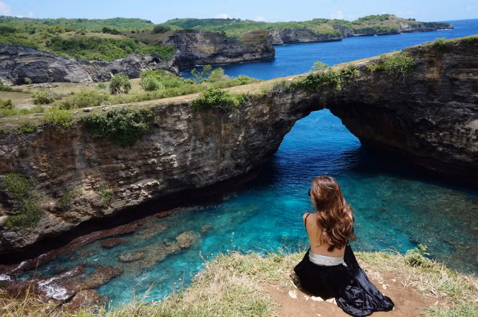  Đảo Bali: Được mệnh danh là “đảo của các vị thần”, Bali khoác lên mình một vẻ đẹp tự nhiên ngoạn mục. Thư giãn trên bãi biển cát trắng chắc chắn sẽ là trải nghiệm tuyệt nhất nếu bạn đến thăm nơi đây, bất cứ ai cũng ao ước được đến Bali ít nhất một lần trong đời. Ngoài ra, Bali còn sở hữu một kho tàng văn hóa độc đáo, mang mầu sắc của đạo Hindu với những công trình kiến trúc đền thờ ấn tượng.