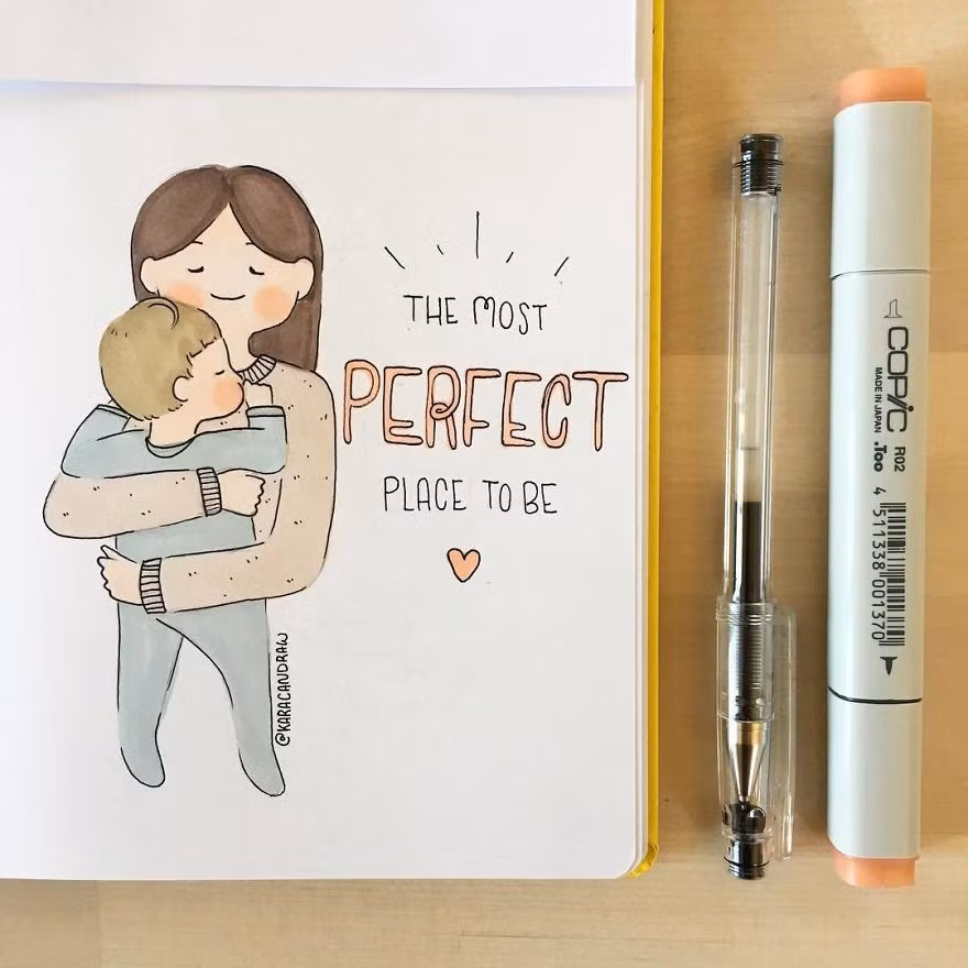 Mỗi đêm trước khi đi ngủ, mẹ sẽ ôm con như thế này, tận hưởng cảm giác yên bình nhất trong đời.