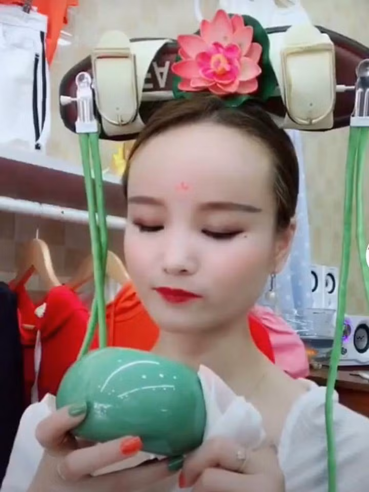 Sự kết hoàn hảo giữa dép lê, móc quần áo và hoa giả. Chỉ cần thần thái và chiếc mũ "chất" thế này thì khó ai có thể sánh bằng.