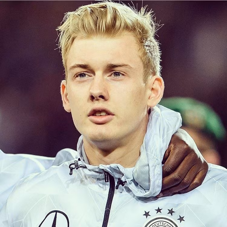 Tiền vệ Julian Brandt sẽ khiến các bạn ngây ngất với khuôn mặt như được tượng tạc bởi các thiên thần, chàng tiền vệ 22 tuổi dù trẻ trung cả về tuổi tác lẫn ngoại hình song cậu đã ra sân hơn 55 lần các đội tuyển trẻ của Đức, chơi ở mọi cấp độ từ U15 đến U21.