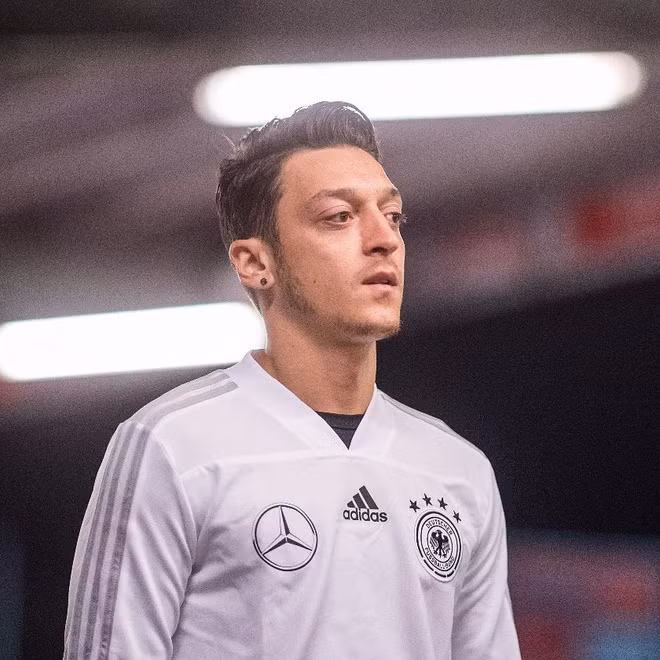 Tiền vệ Mesut Özil: Không phải mỹ nam nhưng cực duyên và dễ thương. Rất nhiều fan bóng đá kết anh vì cái ngọt ngào mà anh thể hiện trên sân bóng lẫn trong cuộc sống riêng. Mesut Özil hai lần được bầu là cầu thủ xuất sắc nhất trận đấu tại Euro 2012. Năm 2014, anh chàng sinh năm 1988 cùng đội tuyển Đức giành chức vô địch thế giới.