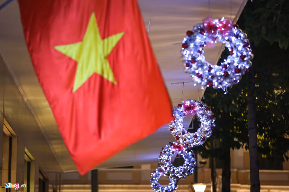 Những ngày này, hoà trong không khí chiến thắng của đội tuyển Việt Nam mùa giải AFF Cup 2018, cờ đỏ sao vàng cũng được treo khắp nơi cùng các hoạ tiết trang trí Giáng sinh.