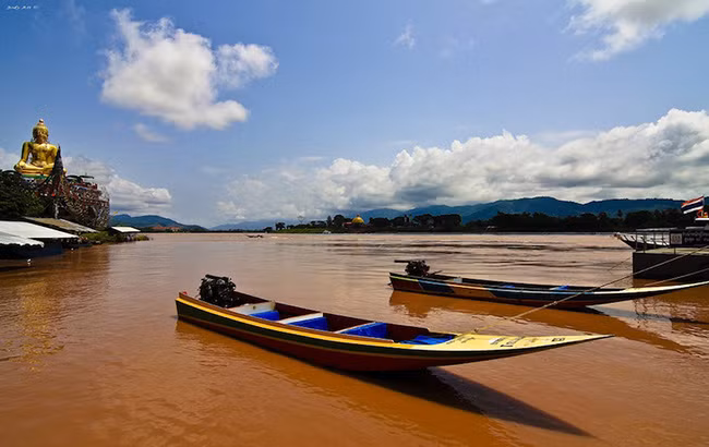 Sông Mekong là sông lớn nhất Đông Nam Á với chiều dài ước tính 4.350 km (2.703 dặm). Lào thực sự chiếm phần lớn nhất của sông Mekong. Với vài con đường và địa hình đồi núi tốt, con sông là phương tiện giao thông chính của Lào. Thượng Mekong ở Lào được coi là một trong những hành trình tuyệt vời nhất của toàn bộ dòng sông. Một cách tuyệt vời để thưởng thức phong cảnh là một chuyến đi thuyền từ Huay Xai ở biên giới với miền bắc Thái Lan đến Luang Prabang, hoặc ngược lại.