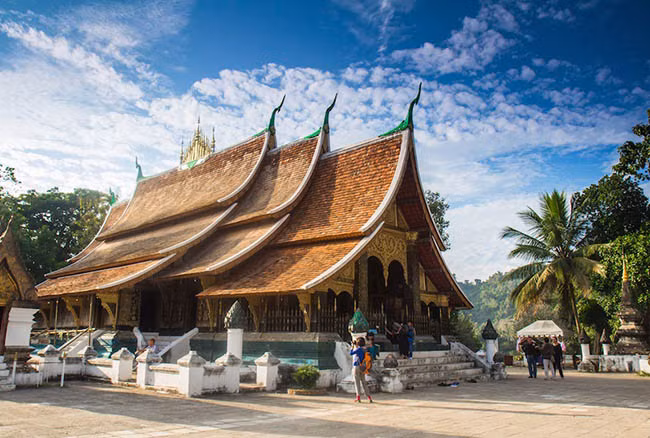 Nằm gần mũi phía bắc của bán đảo được hình thành bởi sông Mekong và sông Nam Khan, Wat Xieng Thong là ngôi đền tráng lệ nhất của Luang Prabang. Nó được xây dựng vào năm 1560 bởi vua Setthathirath và được bảo trợ hoàng gia trong Vương quốc Lào. Wat Xieng Thong có một bức tượng Phật nằm ngả hiếm hoi từ ngày xây dựng đền thờ. Năm 1931, hình ảnh được chụp tại Paris và được trưng bày tại Triển lãm Paris.