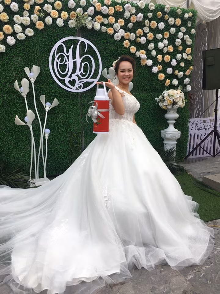 Cô dâu tạo dáng bên chiếc phích.