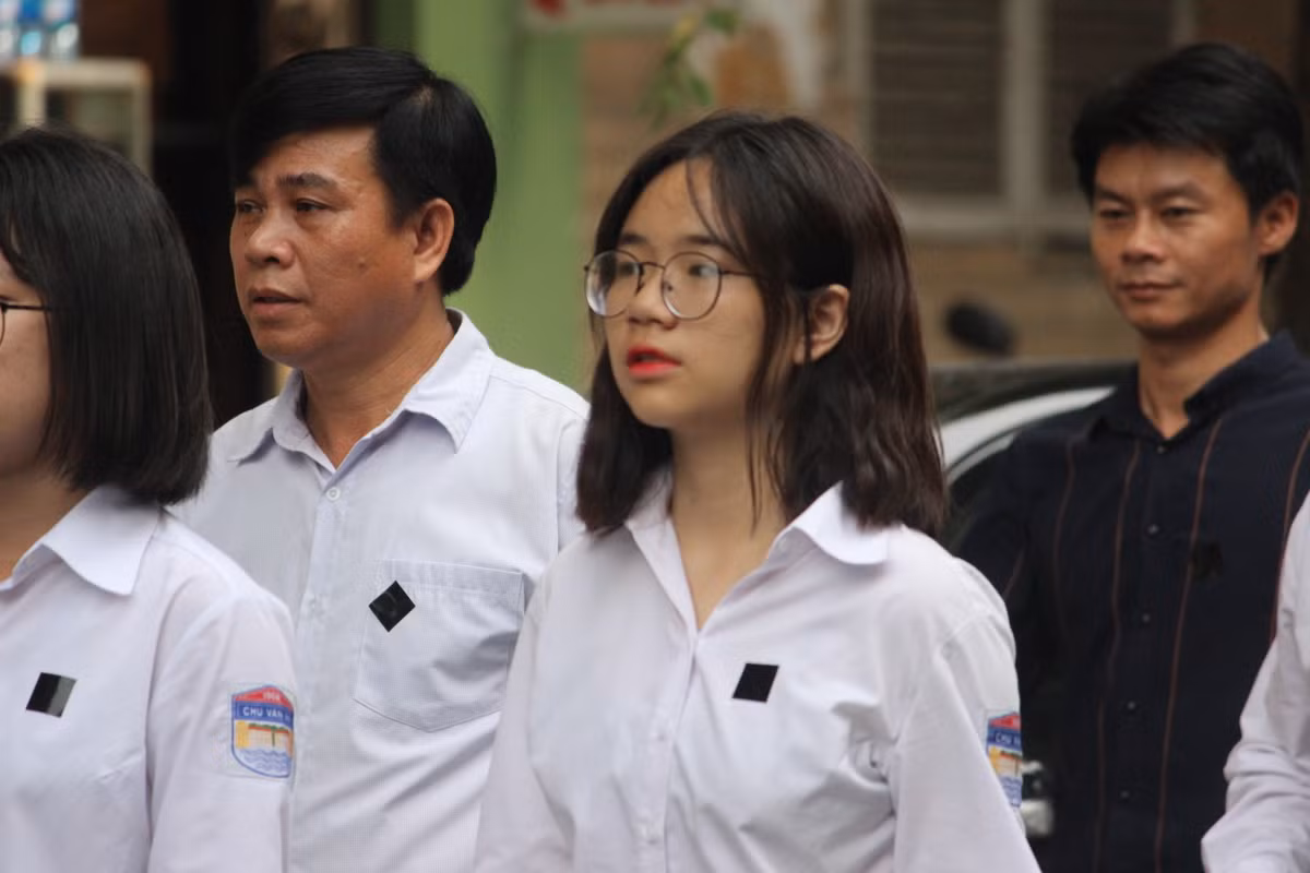 Hình ảnh đoàn học sinh trường THPT Chu Văn An (Hà Nội) đến viếng Chủ tịch nước.