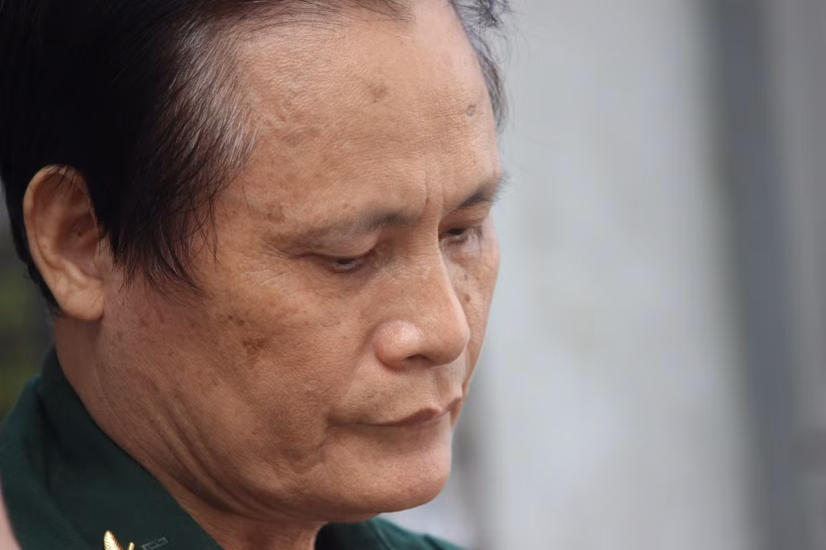Ngồi trên xe lăn, đôi mắt của thương binh Nguyễn Lý (SN 1955) buồn rượi rượi.