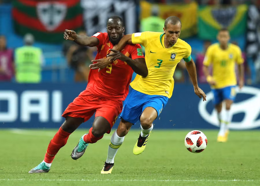 Trung vệ Joao Miranda (Brazil): Trong trận đấu vừa rồi, Miranda được giao nhiệm vụ theo kèm Romelu Lukaku tại World Cup 2018. Tuy nhiên, cũng giống như Fagner, Miranda thường xuyên là người bị bỏ lại trong những pha phản công của Bỉ khi không thể hạn chế được tốc độ và sức mạnh kinh hoàng của tiền đạo đang thi đấu cho Man United.