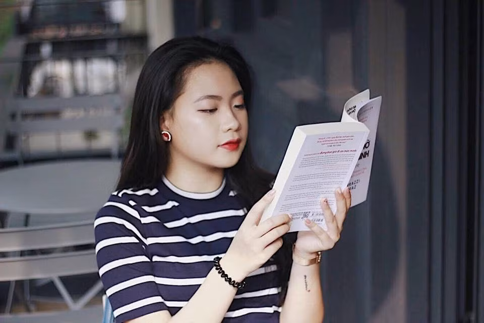 Trước đồng hành cùng World Cup 2018, Quỳnh Hương được nhiều người biết tới khi là nhà vô địch Đông Nam Á dance sport 2016, lọt top 6 vô địch châu Á dance sport điệu đơn.