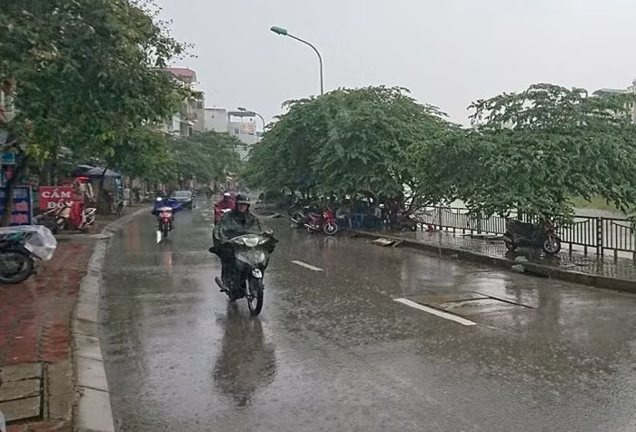 Dự báo thời tiết 17/6: Cảnh báo mưa dông khắp nội thành Hà Nội