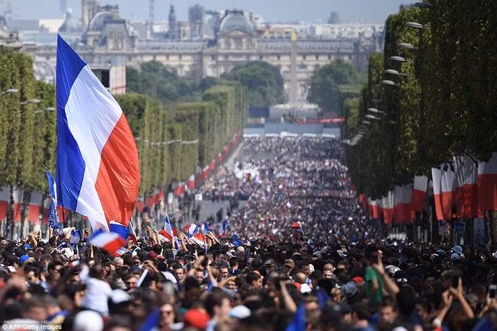 Biển người hâm mộ Pháp trên đại lộ Champs-Elysees.