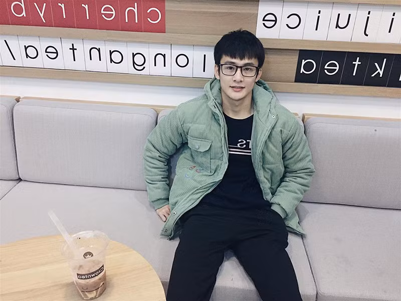 Trào lưu khoe ảnh "Before- after" so sánh ảnh thời sinh viên và sau khi đi làm được cộng đồng mạng rần rần hưởng ứng trong những ngày qua. Nổi bật trong phần bình luận hưởng ứng là hình ảnh một chàng trai trẻ với làn da trắng bóc và nụ cười tươi như nắng nhận được nhiều sự chú ý của dân mạng.