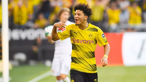 JADON SANCHO (25/03/2000, Dortmund) Là một sản phẩm của lò đào tạo Watford, Sancho được Man City cuỗm về khi mới 15 tuổi theo bản hợp đồng có thể lên tới 500.000 bảng. Tuy nhiên, sau 2 năm gắn bó, tiền đạo từng vô địch thế giới cùng đội U17 Anh quyết định ra đi vì không được đảm bảo ra sân thường xuyên cùng đội 1. Anh gia nhập Dortmund với giá 8 triệu bảng, lấy luôn chiếc áo số 7 mà Ousmane Dembele để lại và có 12 trận đấu cho đội bóng mới ở mùa 2017/18.