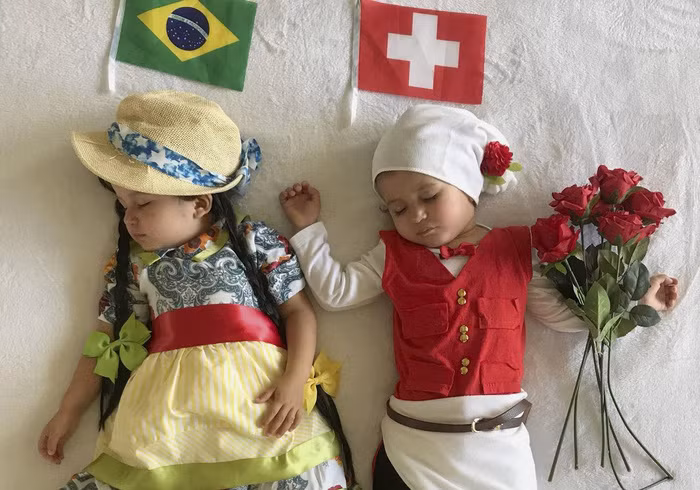 Brazil - Thuỵ Điển: Để làm ra những bộ đồ nhỏ xíu cho hai cô con gái sinh đôi Beatriz và Olivia, bà mẹ 5 con này đã dành ra 3 tháng để nghiên cứu về từng nước trong trận đấu