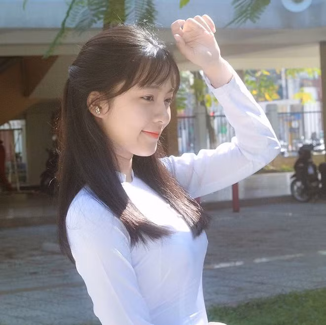 Ngày mai toàn quốc sẽ khai giảng và bắt đầu một năm học mới. Đây chính là dịp dân mạng "săn" được cả "một rổ" girl xinh xắn diện áo dài. Cùng ngắm những hình ảnh chứng mình con gái "auto" xinh đẹp nhờ diện áo dài trắng tinh khôi nhé. Trong ảnh cô nàng Phạm Lê Khánh Linh (sinh năm 2000, tại Đà Nẵng), với bức ảnh diện áo dài mới gây sốt mạng.