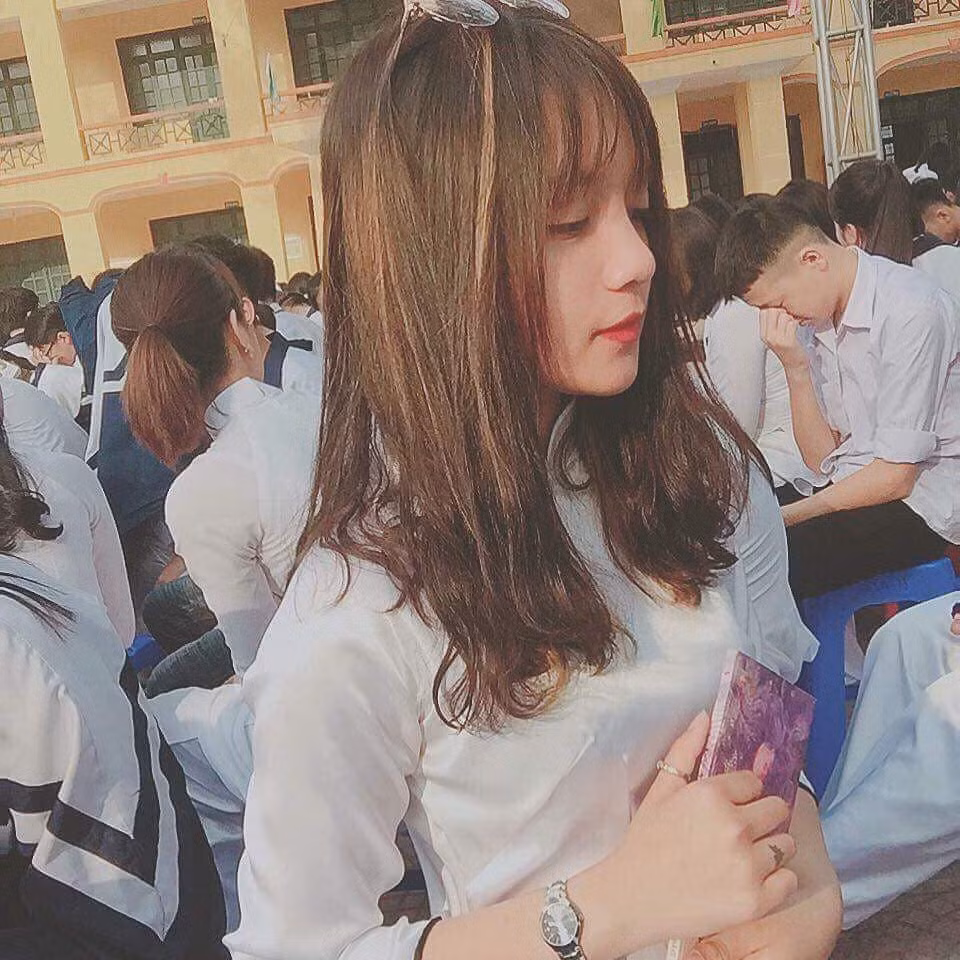 Cô nàng Triệu Việt Hà, sinh năm 2002, gây chú ý bởi gương mặt khả ái, cuốn hút. Đặc biệt được dân mạng khen hết lời bởi "góc nghiêng thần thánh" trong tà áo dài trắng.