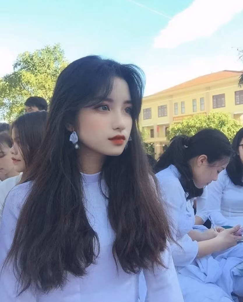Cao Ngọc Linh sinh năm 2000, hiện đang học ngành Quản trị dịch vụ du lịch và lữ hành tại Trường Đại Học Công Nghiệp TP.HCM. Cô bạn đến từ Đồng Hới, Quảng Bình.
