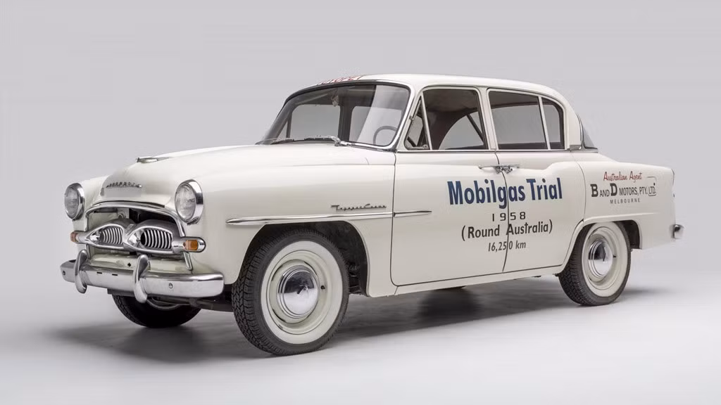 Toyopet Crown đời 1958 là mẫu xe Nhật Bản đầu tiên được xuất sang thị trường Mỹ, đánh dấu bước chuyển biến mạnh mẽ của Toyota trong chiến lược mở rộng thị trường. Toyopet Crown còn được xem là biểu tượng thành công của ngành công nghiệp xe hơi Nhật Bản lúc bấy giờ. Xe được bán tại Mỹ năm 1958 với giá 1.999 USD, xấp xỉ 67% lương cả năm của người Mỹ trung lưu thời đó.