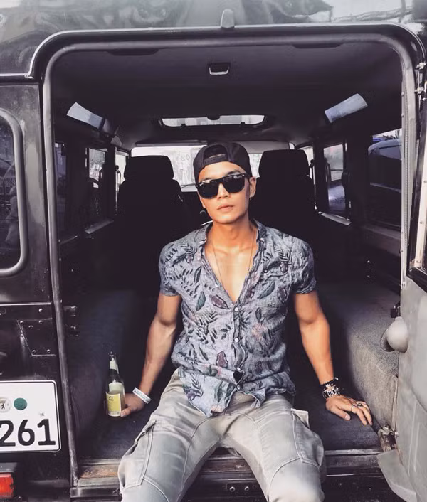 Giàu có, gu ăn mặc cực chất lại sở hữu body vạm vỡ, gương mặt nam tính điển trai như tài tử xứ Âu.