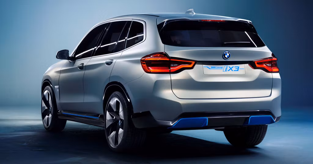 Cổng sạc đặt ở phía bên trái, đi kèm một logo BMW i. Cản sau thấp và góc cạnh hơn. Đèn hậu của X3 vẫn giữ nguyên. Ống xả bị loại bỏ do dùng động cơ điện, và được thay bằng 2 mảng màu xanh dương - màu đặc trưng của BMW.
