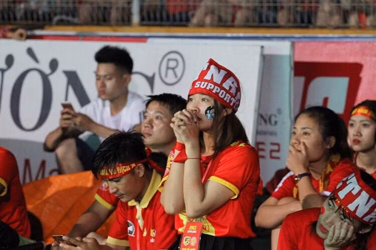 Vừa qua tại SVĐ Hàng Đẫy, hội CĐV bóng đá Hà Nội đã bắt tay cùng hội CĐV bóng đá Việt Nam miền Bắc để tổ chức sự kiện xem bóng đá hoành tráng. Một màn hình rộng 40 m2 đã được dựng lên ngay trong sân nhà của CLB Hà Nội để phục vụ các CĐV tiếp lửa cho các cầu thủ Olympic Việt Nam ở Indonesia. Ảnh: Anh Sơn