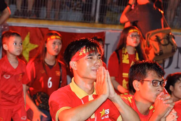 Trên khuôn mặt mỗi CĐV đều cho thấy sự trông chờ một bàn mở tỉ số của đội tuyển Việt Nam trong suốt 107 phút thi đấu. Ảnh: Anh Sơn