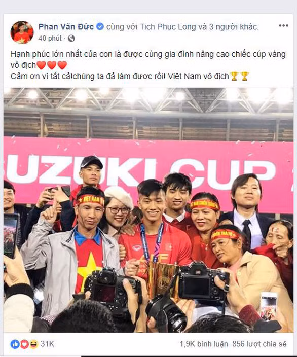 Đội tuyển Việt Nam vô địch AFF cup 2018, Văn Đức luôn chọn cách chia sẻ niềm vui của mình cùng mẹ ruột và người thân.