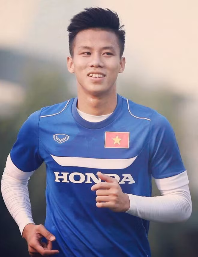 Tại giải AFF Cup 2018 đang diễn ra, người hâm mộ phát hiện một đôi bạn thân thiết mới là hậu vệ Quế Ngọc Hải và thủ môn Đặng Văn Lâm. Hai anh chàng đều sinh năm 1993.