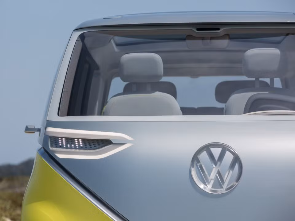Một trong số các tính năng Volkswagen đang tập trung phát triển là Intelligent Co-Pilot, gồm nhiều hệ thống trợ giúp và tăng trải nghiệm lái xe dựa trên phân tích dữ liệu cảm biến trong và ngoài xe. Tính năng này có cơ chế tự học và tự cải thiện qua mỗi lần nâng cấp phần mềm.