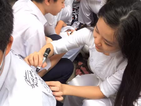 Những chiếc áo trắng như được là chỉn chu hơn trong ngày bế giảng, ngày cuối cùng của thời học sinh, "cuốn lưu bút bằng vải" sẵn sàng đón nhận những tình cảm của bạn bè và thày cô.