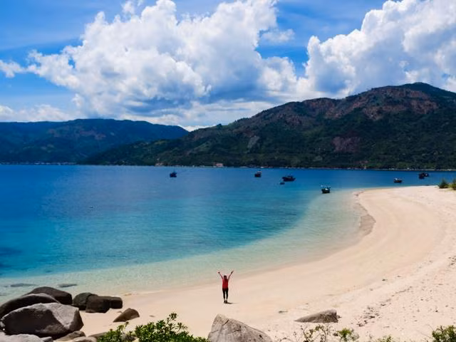 Cảm nhận đầu tiên khi bạn đặt chân lên Hòn Nưa là một khung cảnh thanh bình tuyệt diệu hiện ra trước mắt. Một bờ cát dài trắng tinh mịn màng uốn lượn, làn nước xanh trong vắt soi tận đáy. Nối tiếp bờ cát chạy dài ra biển Đông là những ghềnh đá cao dần.