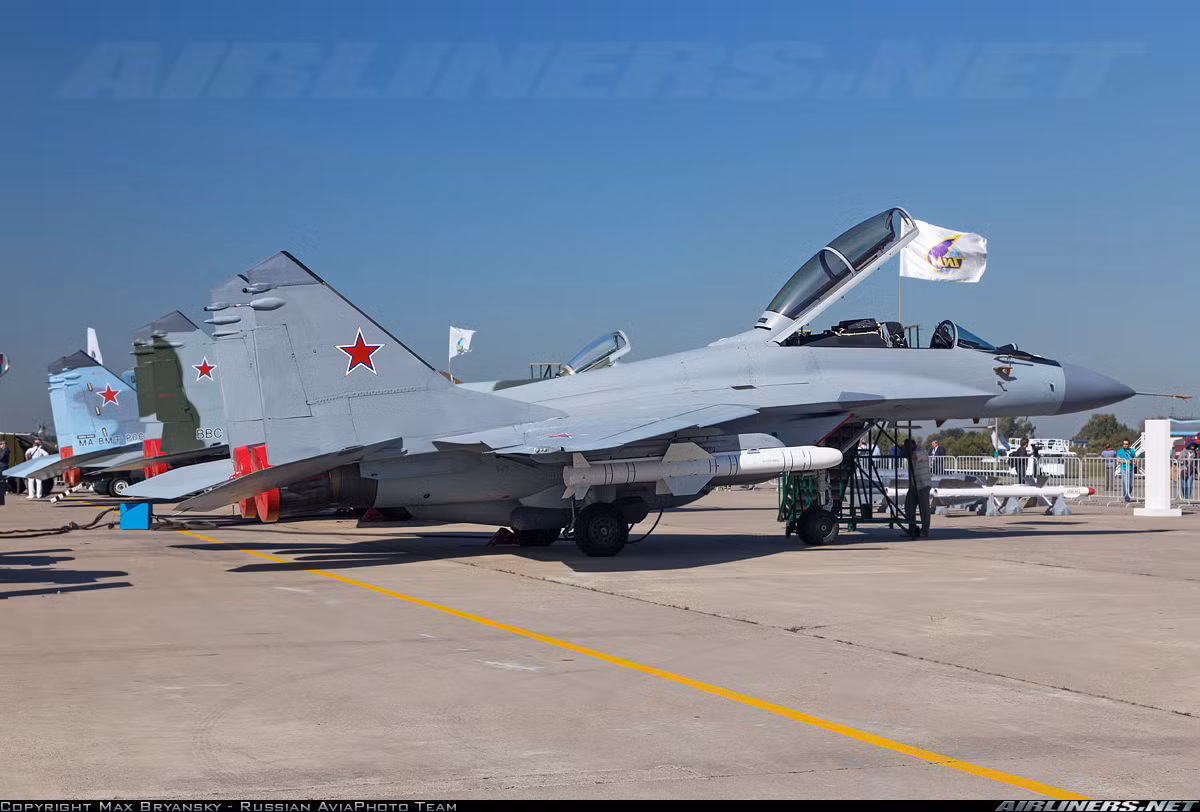 MiG-29M2 có thể mang nhiều loại vũ khí không đối đất, không đối hải và nhất là tên lửa hành trình chống hạm Kh-31A và Kh-35E. Trong ảnh, phiên bản MiG-29M2 mang đạn Kh-35 Uran-E. Nguồn ảnh: Airlines.net