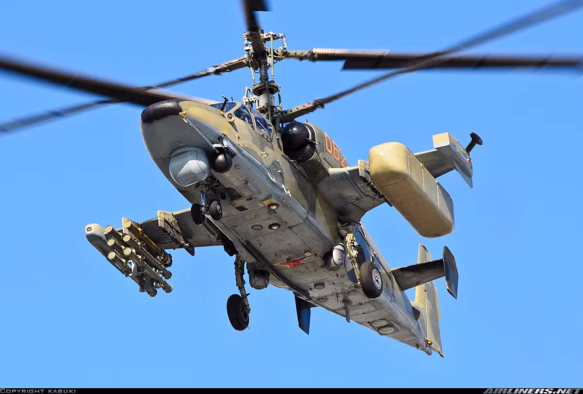 Dòng trực thăng tấn công Ka-52 có chiều dài 16m, cao 4,3m, trọng lượng rỗng 7,7 tấn, trọng lượng cất cánh tối đa 10,8 tấn. Nguồn ảnh: Airlines.net