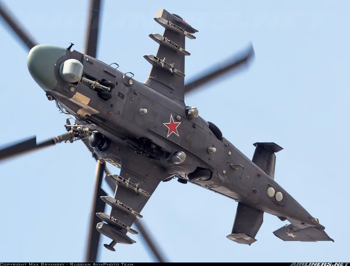 Ngoài ra, "kinh nghiệm các hoạt động chiến đấu thực tế sử dụng Mi-28 và Ka-52 đã cho thấy: đó là những "con ngựa chiến" xuất sắc, chứng tỏ sự ưu việt trong loạt xung đột vũ trang thời gian gần đây. Chi phí vận hành của chúng gần như ngang nhau. Quả là "Alligator" và "Katran" đắt hơn một chút so với "Thợ săn đêm", nhưng chúng thích nghi hơn với các điều kiện khí hậu khắc nghiệt, như tôi đã nói ở trên, có khả năng giải quyết loạt nhiệm vụ chiến đấu, hoạt động độc lập hoặc phối hợp với lục quân, hải quân, lực lượng bảo vệ bờ biển, với các đơn vị đặc nhiệm cơ động. Nguồn ảnh: Airlines.net