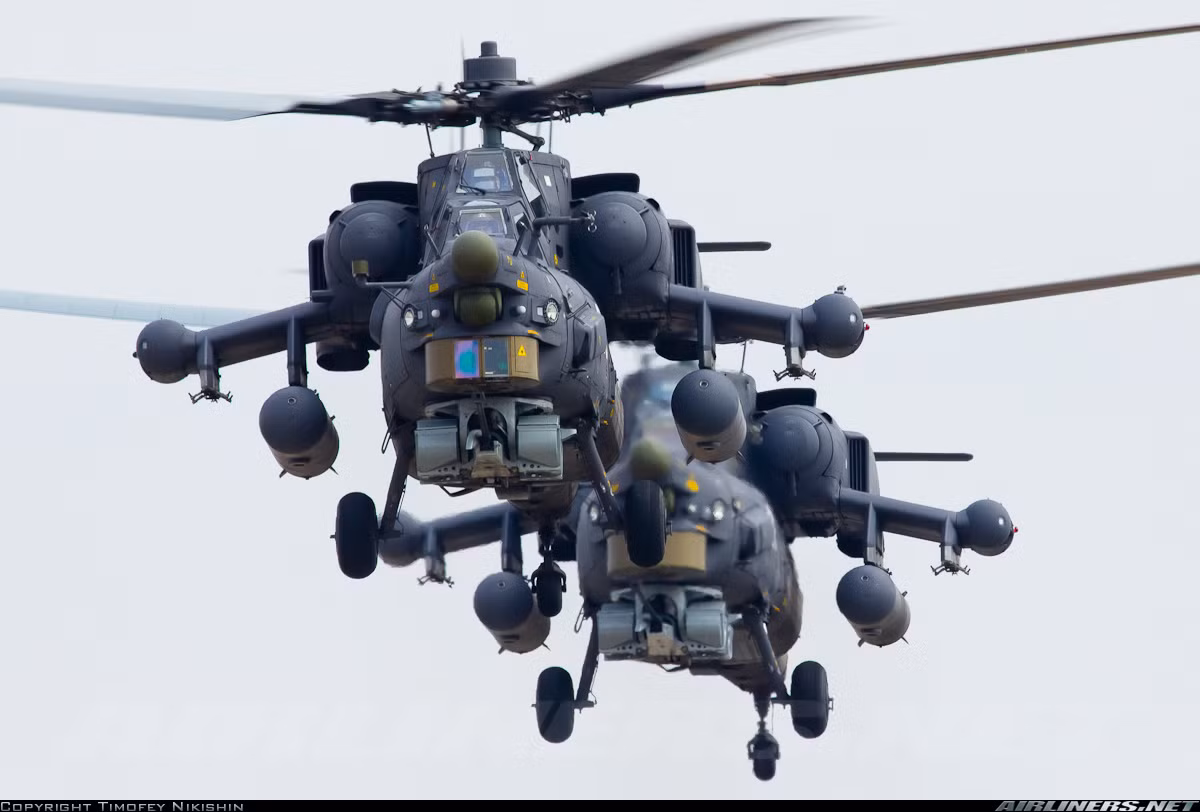 Bên cạnh Ka-52, một số nguồn tin cho rằng Việt Nam có thể cũng tham khảo cả “thợ săn đêm” Mi-28N. Một trong những mẫu trực thăng tấn công hàng đầu nước Nga hiện nay, sở hữu sức mạnh tương đương Ka-52. Nguồn ảnh: Airlines.net