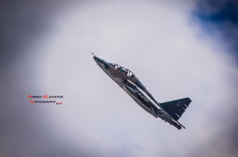 Máy bay cường kích Su-25 thực hiện màn cơ động trên không. Nguồn ảnh: Ahmad Rabiaa Alkhayer