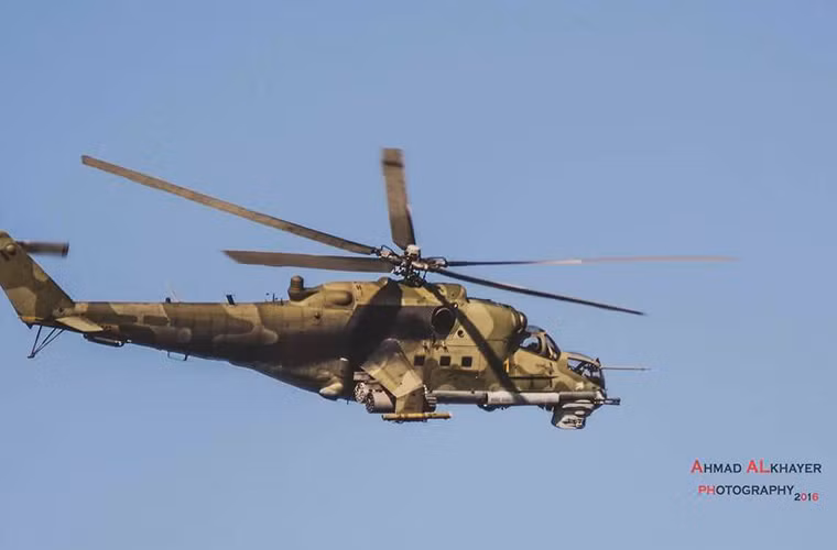 Trực thăng tấn công Mi-24P bay tuần tra bảo vệ căn cứ không quân Nga ở Latakia. Nguồn ảnh: Ahmad Rabiaa Alkhayer