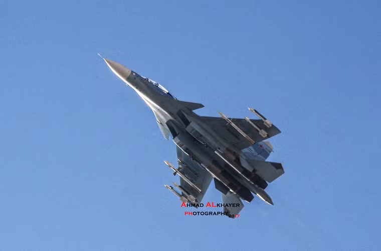 Tiêm kích đa năng Su-30SM mang đầy đủ vũ khí tham chiến trên vùng trời Latakia. Kể từ khi chiếc Su-24M của Không quân Nga bị F-16 Thổ Nhĩ Kỳ bắn hạ, các chuyến bay ném bom của Su-24/25/34 thường xuyên nhận sự hộ tống của lực lượng Su-27/30/35. Nguồn ảnh: Ahmad Rabiaa Alkhayer
